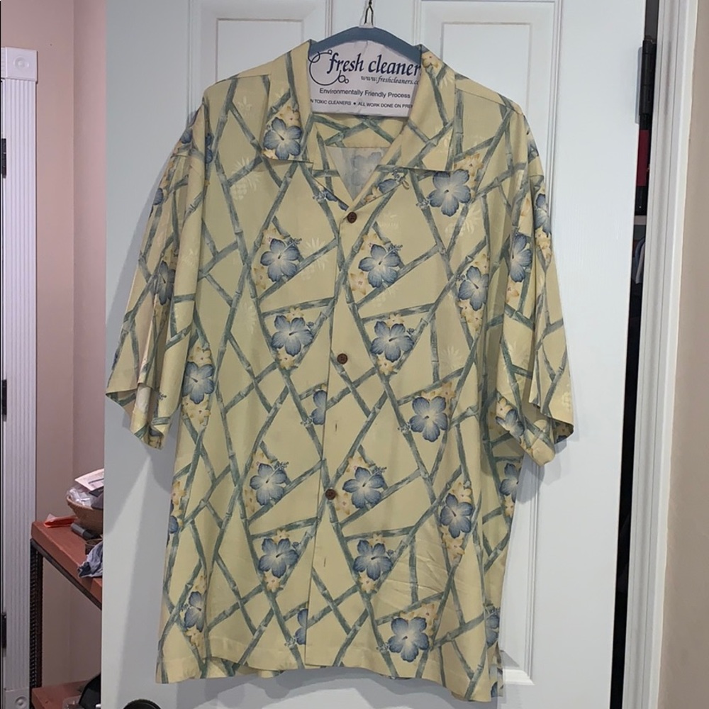 Tommy Bahama 100% silk men’s button down shirt